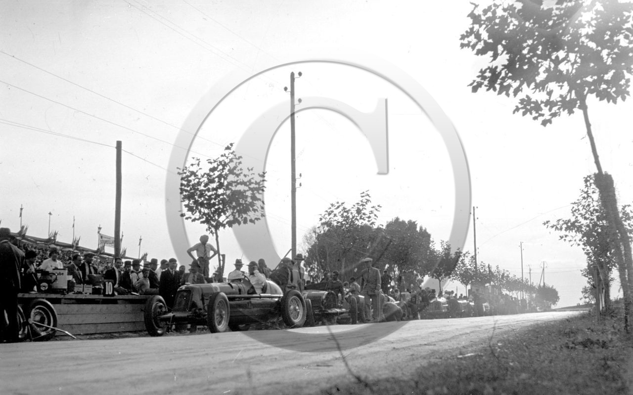 AUC 67 Alger 1934 au stand Masérati et Bugatti   20x32 .jpg