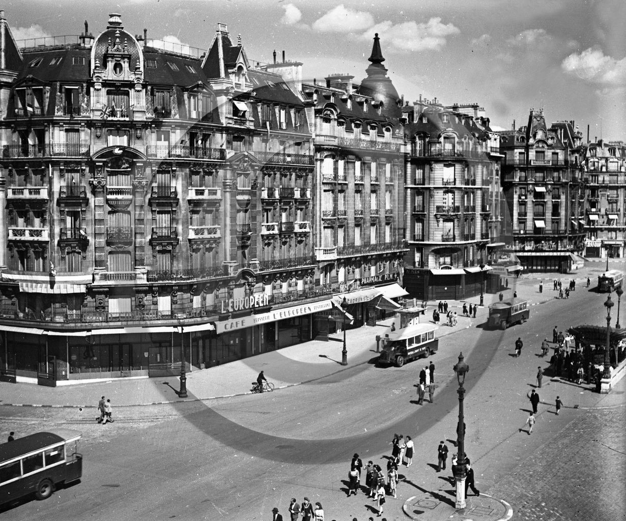 vi  1653  Paris immeubles pavoises drapeaux Anglais Français Americains Russe -autobus ravitaillement de Paris.jpg