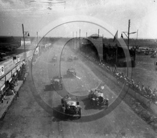 AUC 17  en course n° 37 et 40 Chenard .jpg