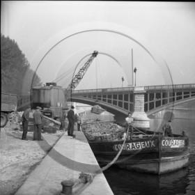 BA 1522  chargement du bateau Courageux .jpg