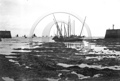 BA 453 St Gilles Croix de Vie entree du port  dpt 85  .jpg