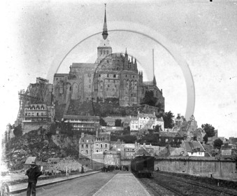 vi  152  Mont St Michel  train -et travaux sur la  partie droite.jpg
