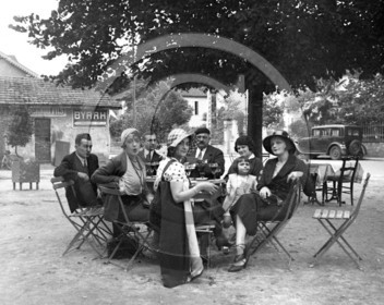 vi  246  Sanguinet aperitif devant l hotel Dumora annee 1932  dpt 40 .jpg
