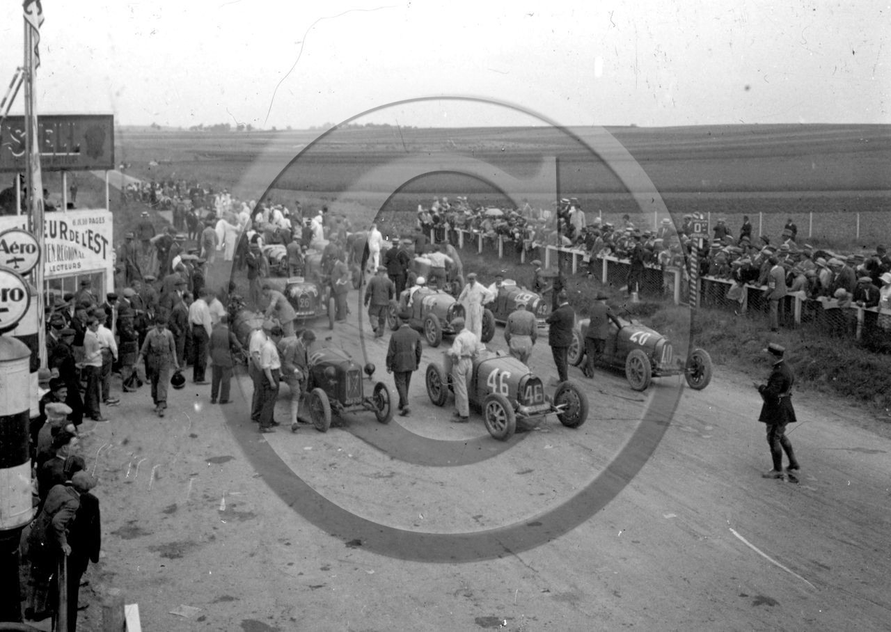 AUC 90 GP de la Marne 1928 Bugatti au départ .jpg