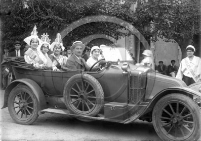 vi  1093 les Sables d'Olonne  la reine et ses demoiselles d'honneur en 1926 dpt 85 .jpg