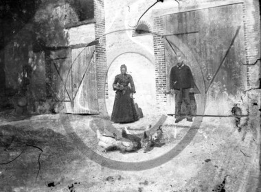 AG 574 cour de ferme couple poules .jpg