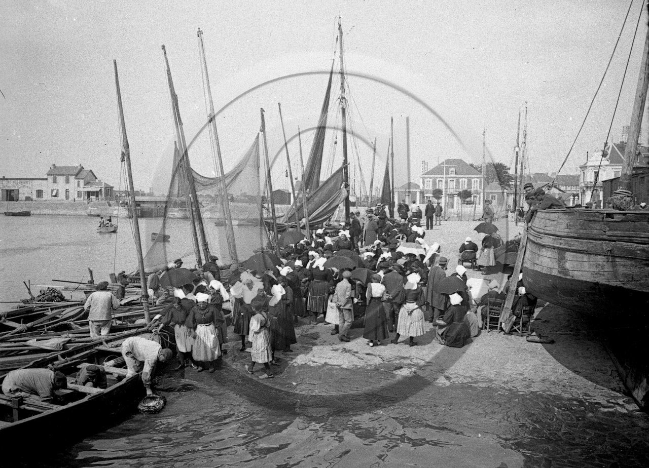 vi  1357 retour de peche les sables d'olonne dpt 85.jpg