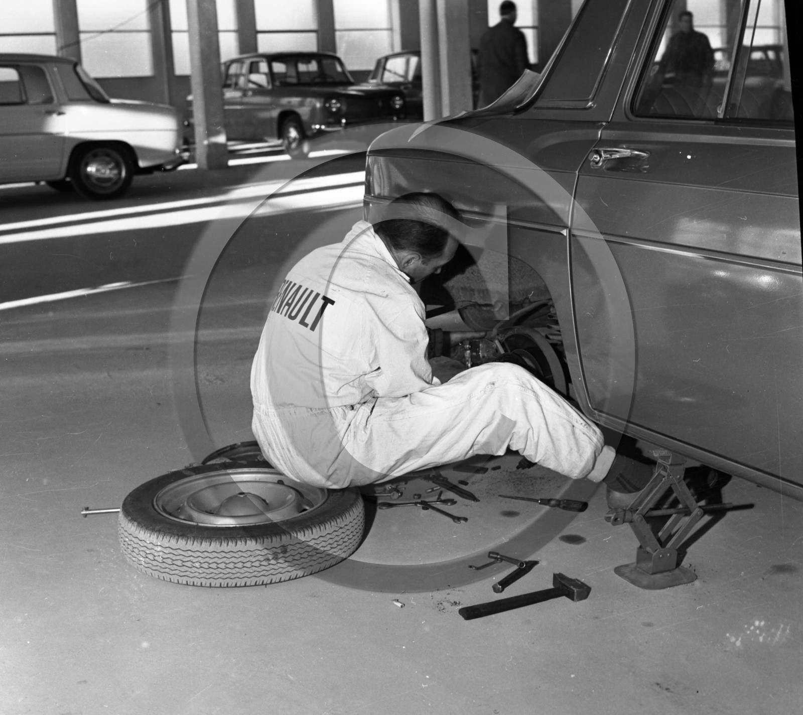 AU 2578 Renault R 8 garage renault .jpg