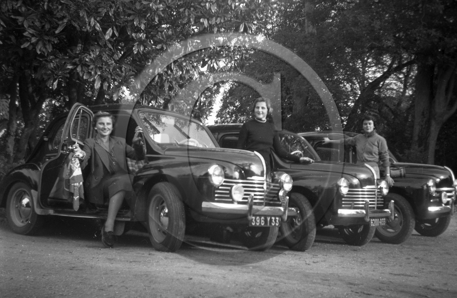 au 3915 renault 4 CV  3 voitures.jpg