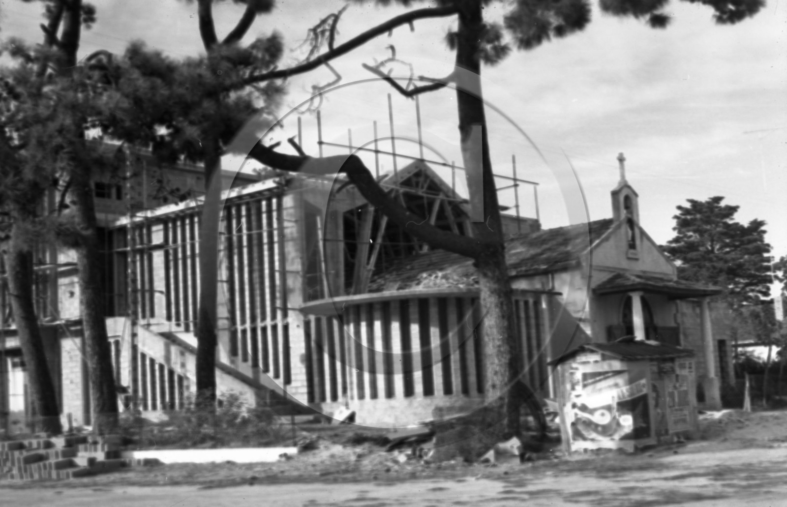 arc 4285  église en construction .jpg