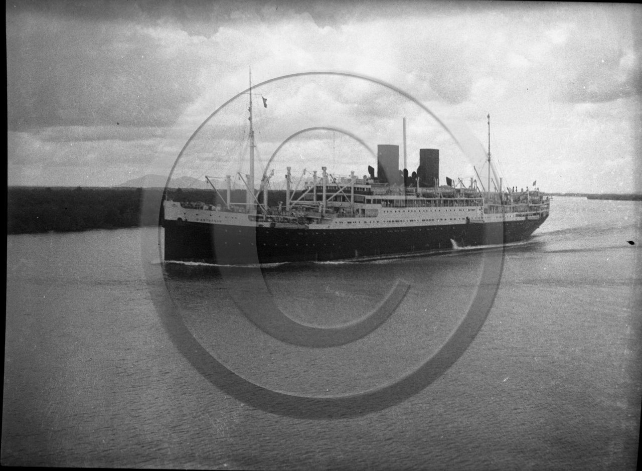 BA 945 paquebot 2 cheminees .jpg