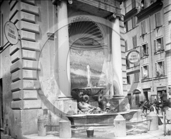 Rome fontaine dei delfini palazzo Sauve  Italie .jpg