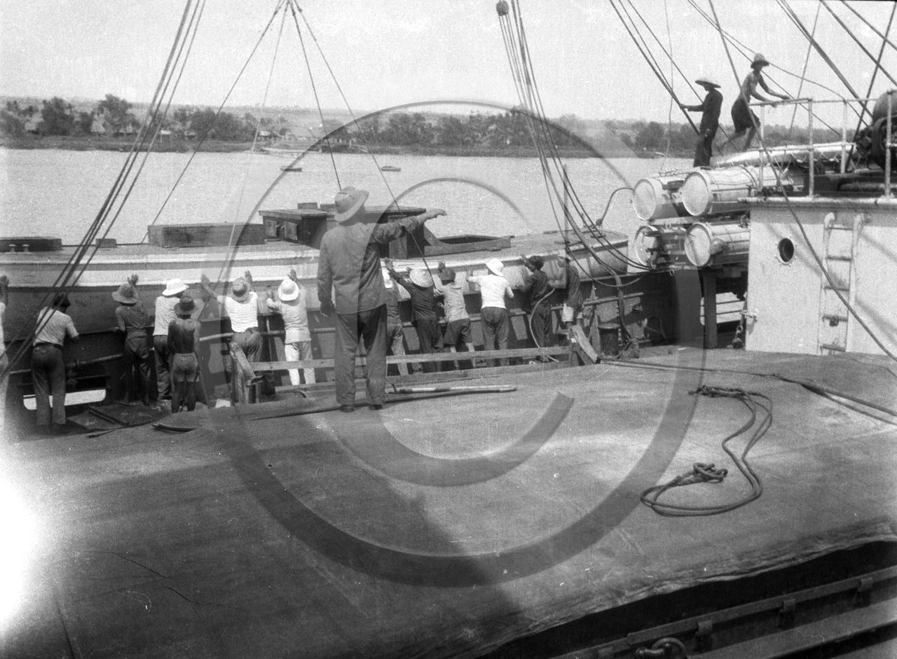 BA 931 paquebot  manoeuvre a bord casques coloniaux riviere de Saigon  .jpg