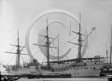 BA 1467  tres grand 3 mats a quai.jpg