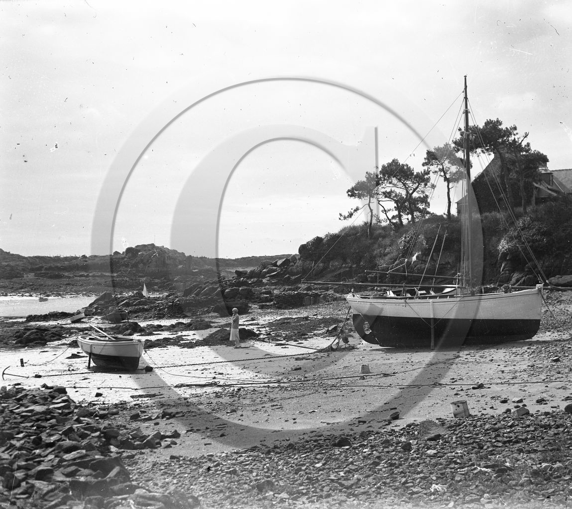 BA 396 Bretagne nord  sloop bequille dans une petite anse.jpg