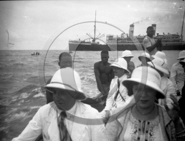 BA 942 debarquement de passagers par chaloupe  et paquebot des chargeurs .jpg