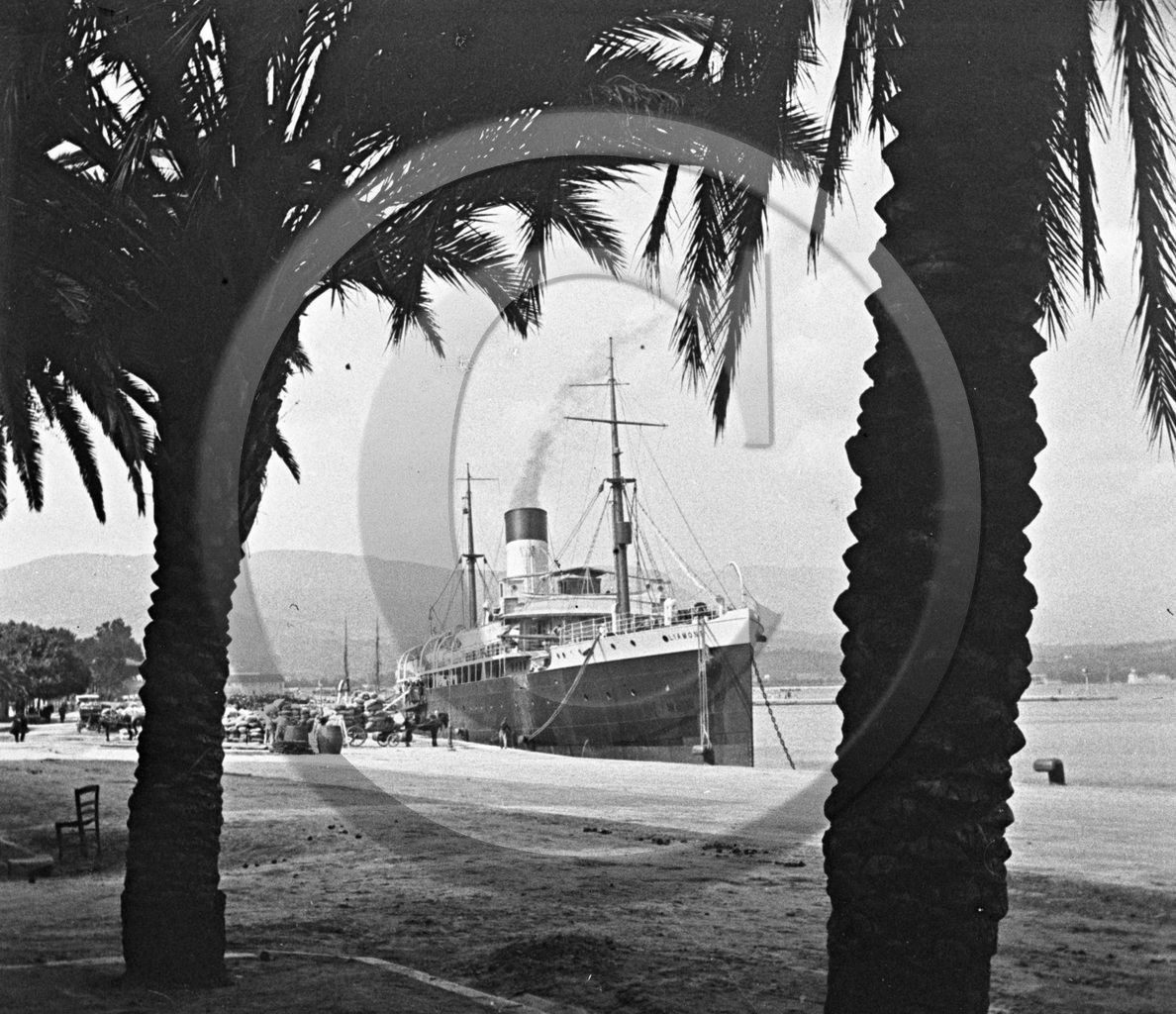 BA 10 paquebot Liamone a quai.jpg