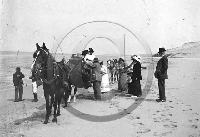 arc 4583 ane charrette au pied de la dune .jpg