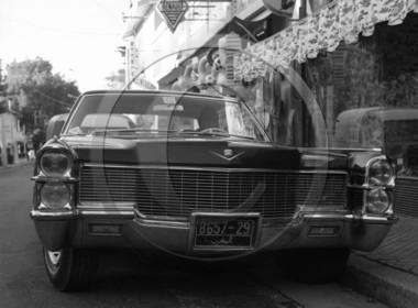 AU 386 Cadillac 4 portes sans montant 1965 .jpg