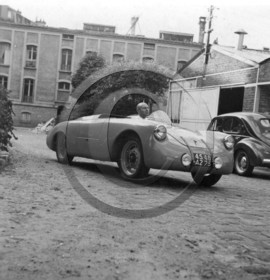 AU 4253 Renault Vernet Pairard au volant Jean Pairard  .jpg