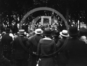 FO-CIRQUE  504 guignol foule .jpg