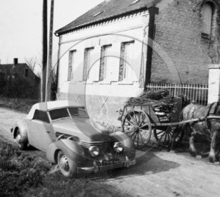 AU 2294 Cord 812 cabriolet 1937 .jpg