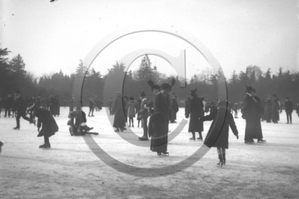 sl 182 patinoire robes longues.jpg