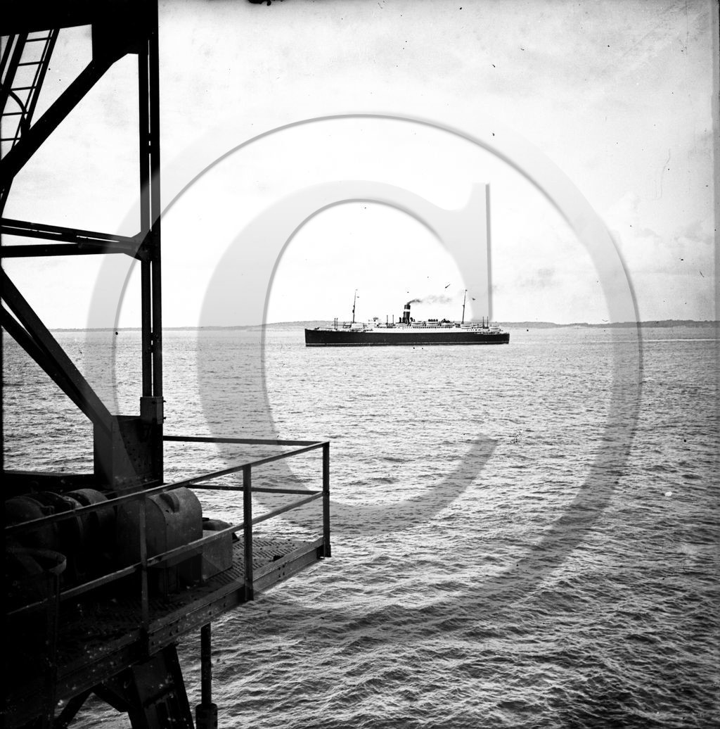 BA 904 paquebot  l Athenia quittant le mole d escale le Verdon 1935  dpt 33 .jpg