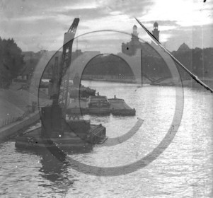 BA 1211  3 chalands Toulon - Aiglon - Maurice - une grue flottante à godets.jpg