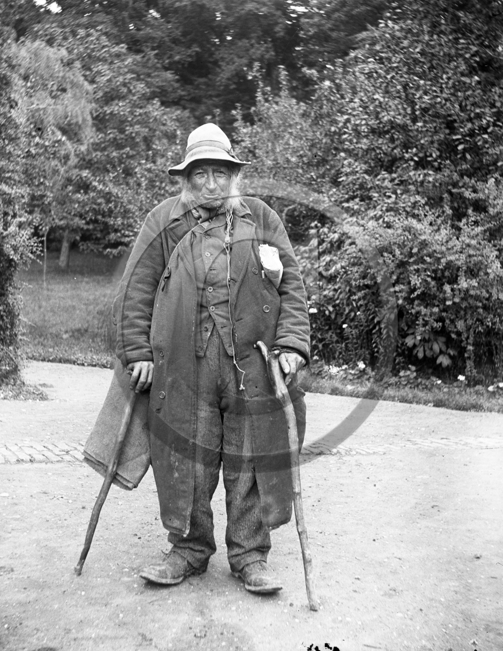 AG 744  vieux paysan ou colporteur ou  journalier.jpg