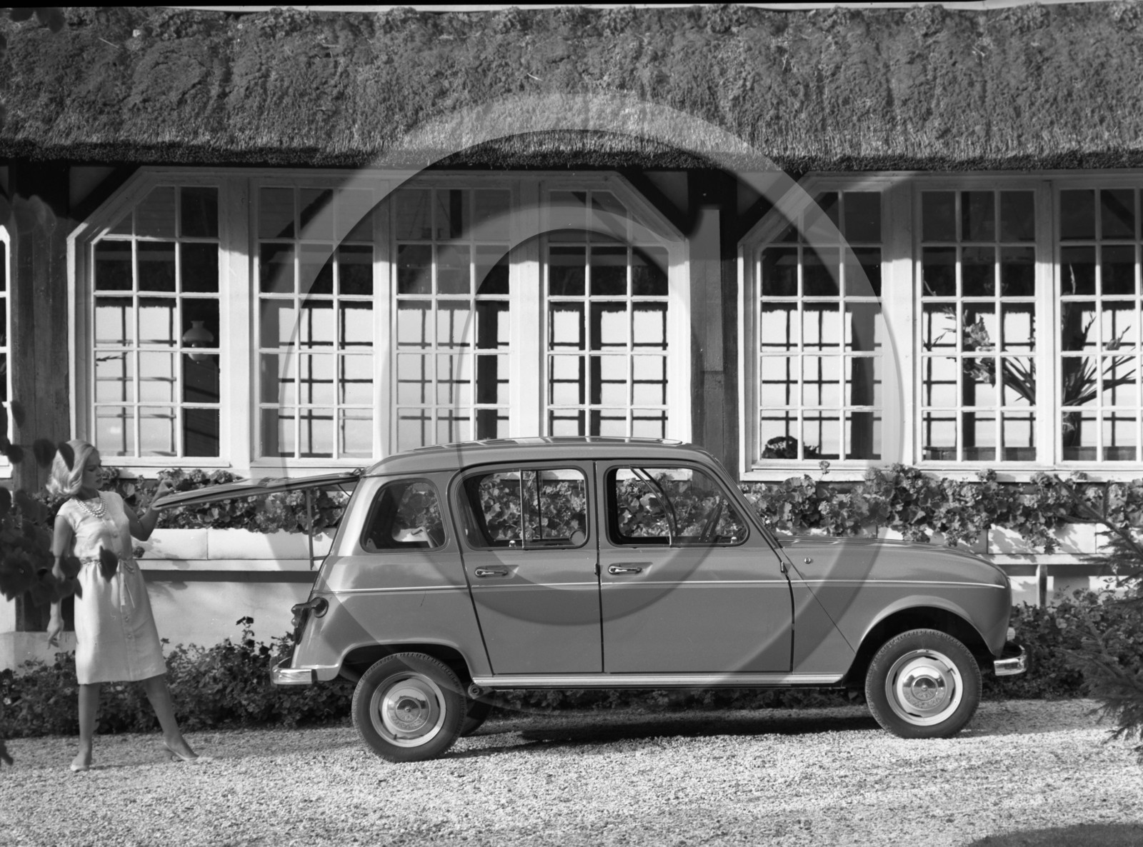 AU 2595 Renault 4L .jpg