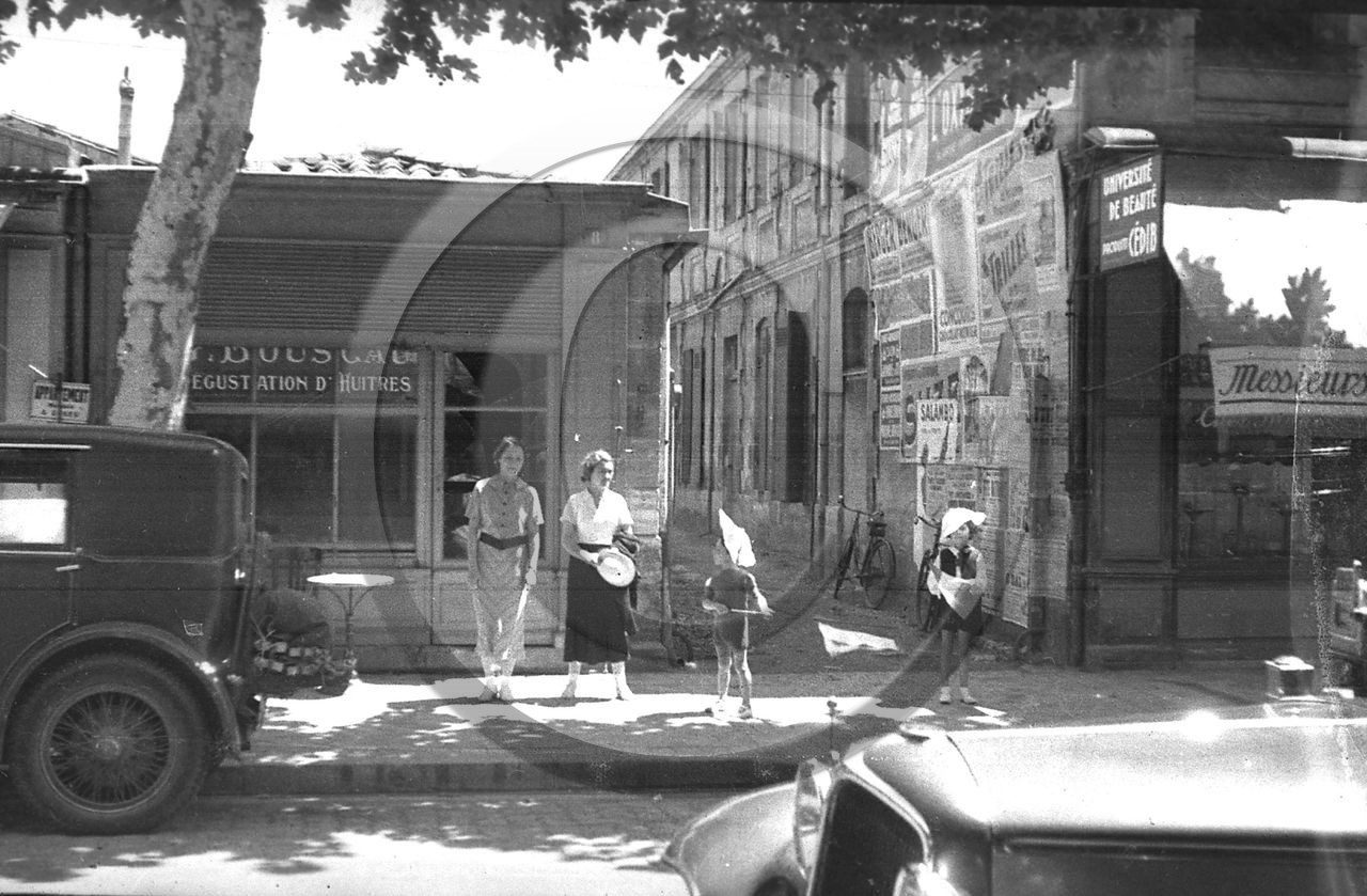 arc Av gambetta  marchand d'huitres a coté mano.jpg