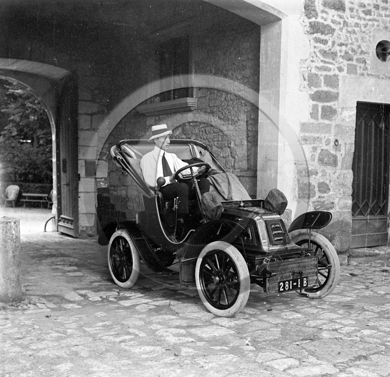 AU 4306  ancetre .jpg