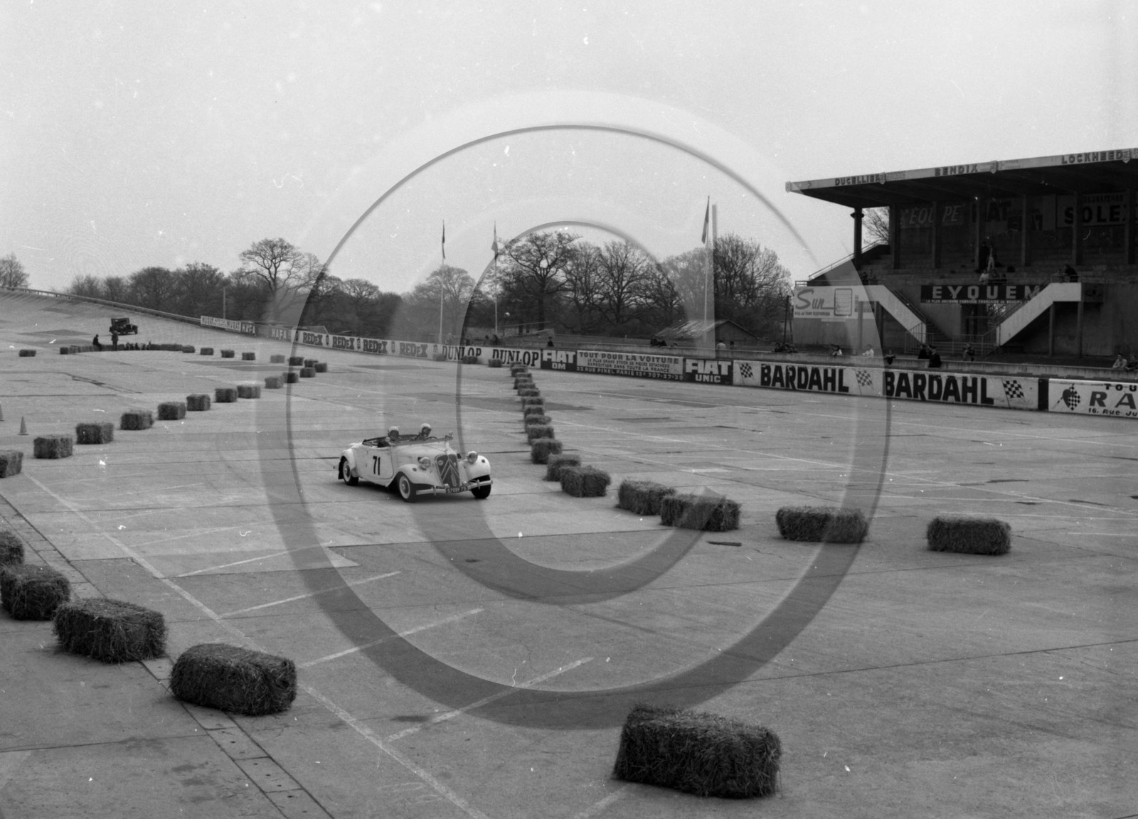 AU 1405 Montlhery  1969  .jpg