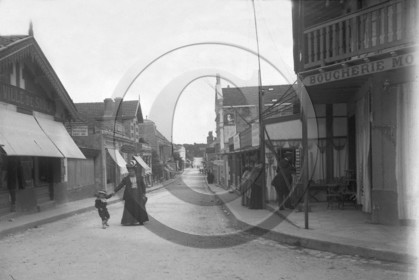 vi  256 Soulac  une rue, boucherie.jpg