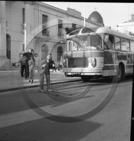 auu 159 autocar Saviem devant la mairie d'Arcachon .jpg