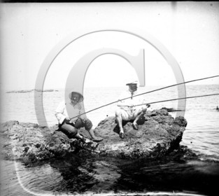 SL 323 deux pecheurs sur un rocher casque colonial .jpg