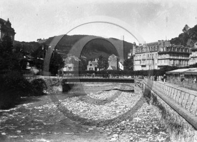 vi  1825 la Bourboule pont sur riviere  hotel .jpg