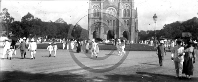 Saigon sortie d'église.jpg