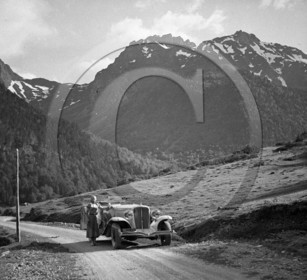 AU 1210 Auburn 8-100 A pheton sedan 1932 .jpg