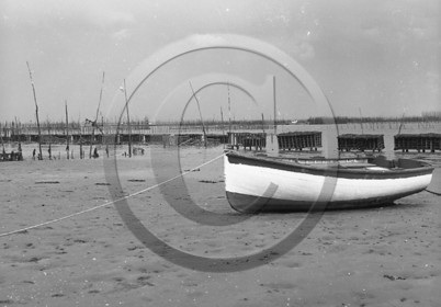 arc 1084 parc a huitres bateau .jpg