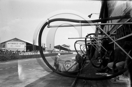 AU 2488 Dar mat  numero 26 au ravitaillement circuit automobile club de l'ouest .jpg