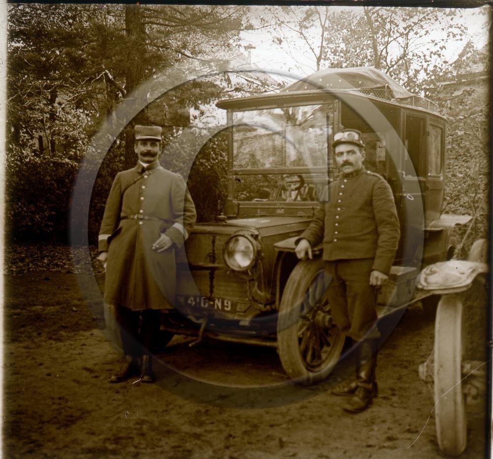 AU 4348 ancetre a identifier et militaires  .jpg