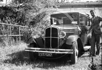 AU 2403 Renault primaquatre .jpg