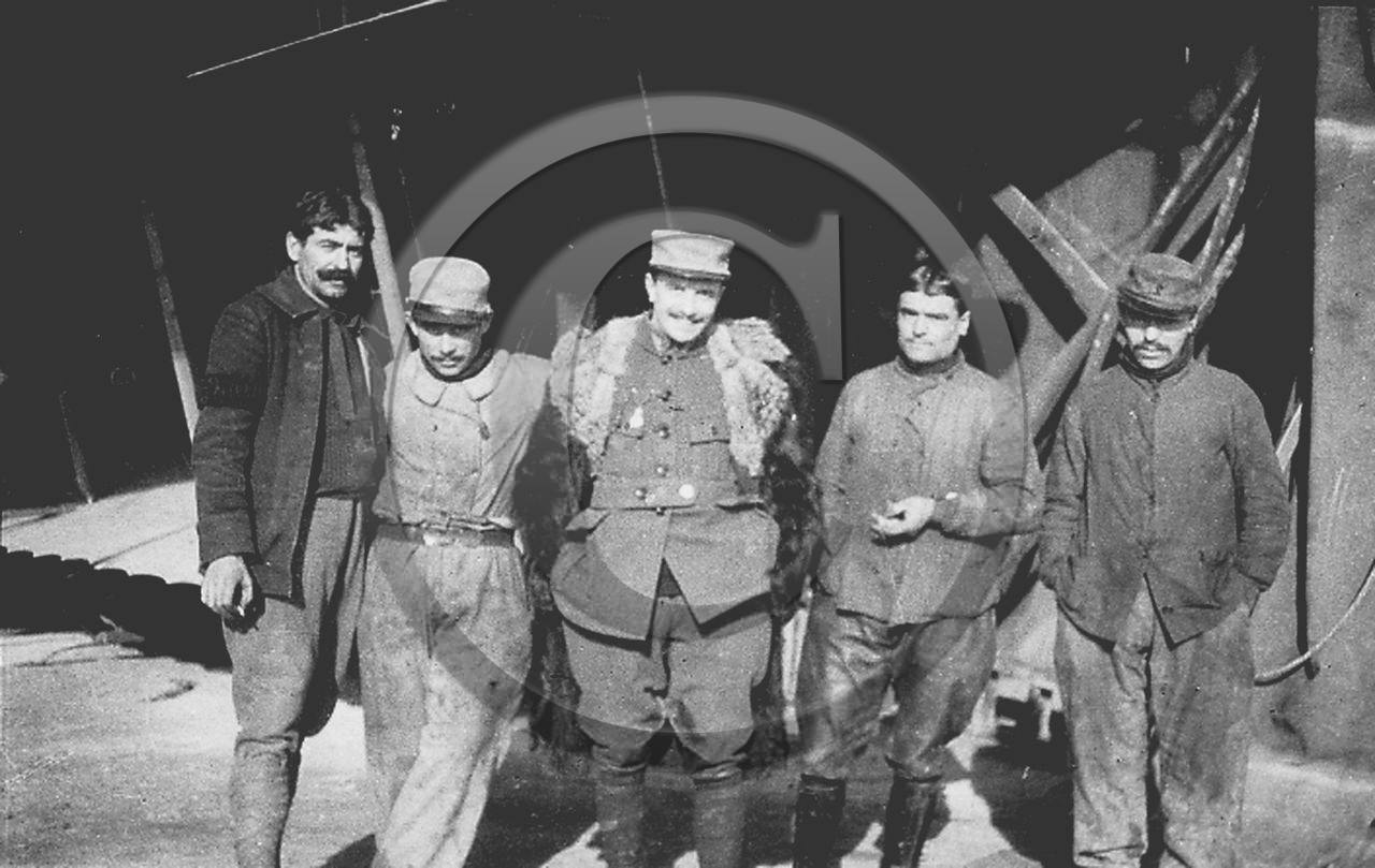 avi groupe devant hangar.jpg