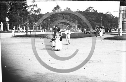 Saigon parvis de l' église .jpg