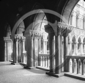 Venise sous les galeries du palais des doges  Italie .jpg