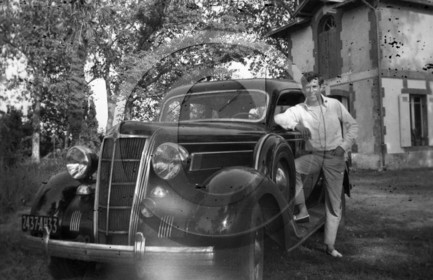 AU 435 Chrysler 6 airstream 1935 .jpg