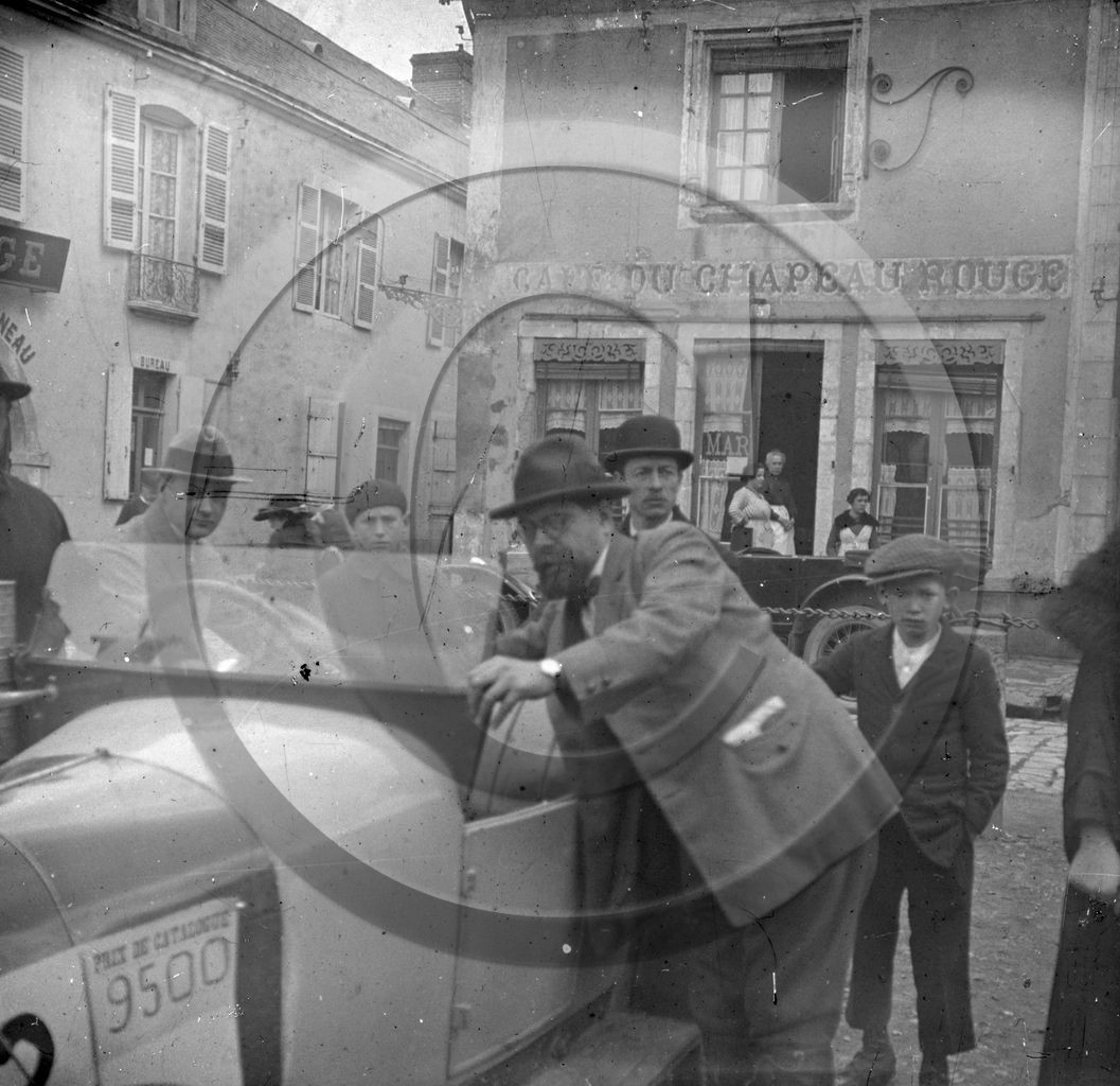 AUC 232 devant café du chapeau rouge  .jpg