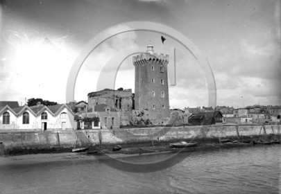 BA 456  Les Sables d Olonne entree du port usine Amieux tour d arundel dpt 85 .jpg